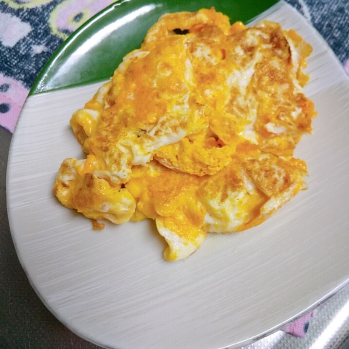 お弁当にチーズ味のスクランブルエッグ